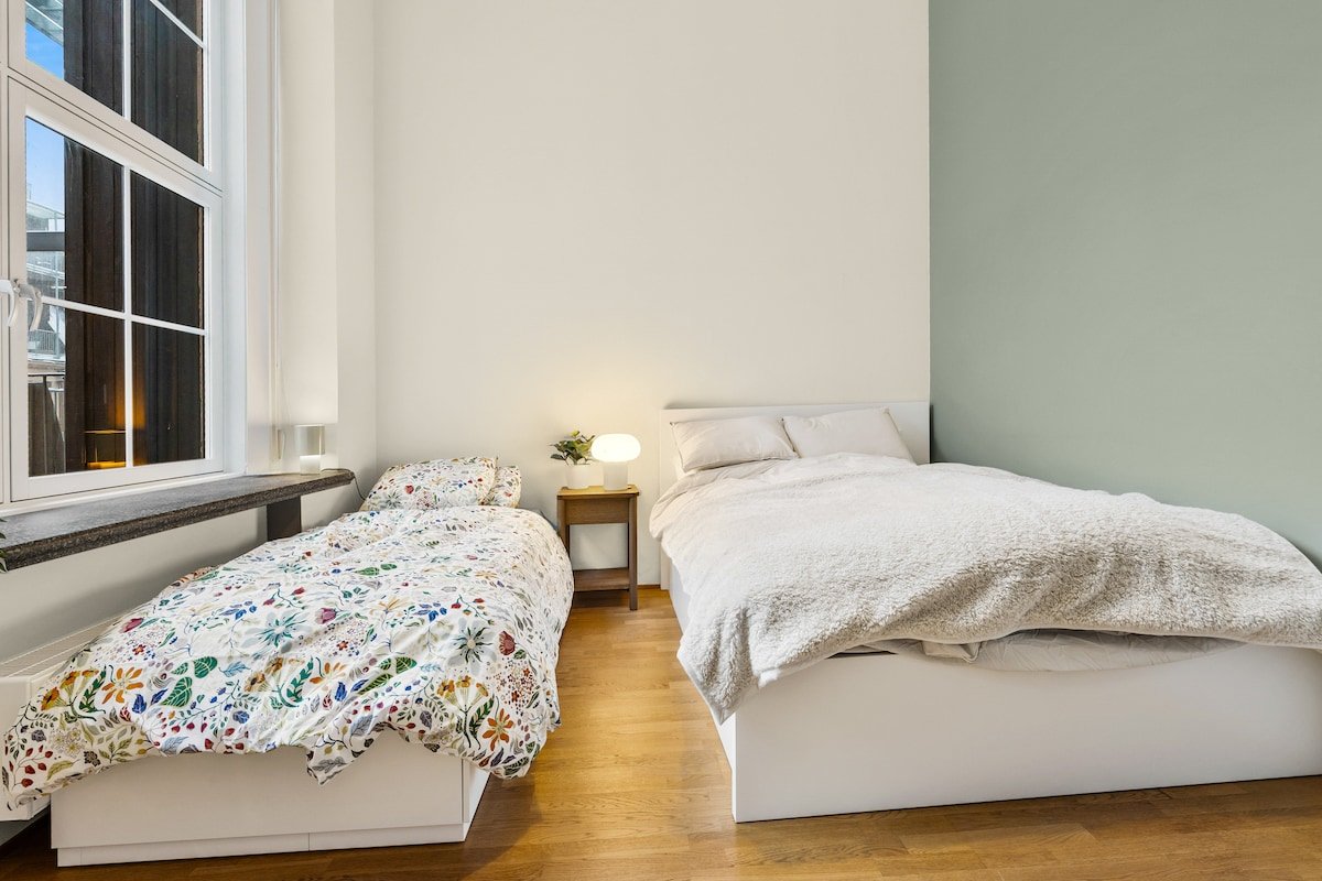 Family-Friendly 6 Bed Apt: City Center, Balcony gallery image 4