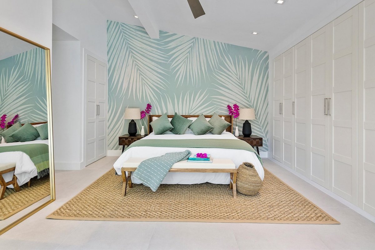 LUXE Certified – Vizcaya Retreat – Prime Location! gallery image 3