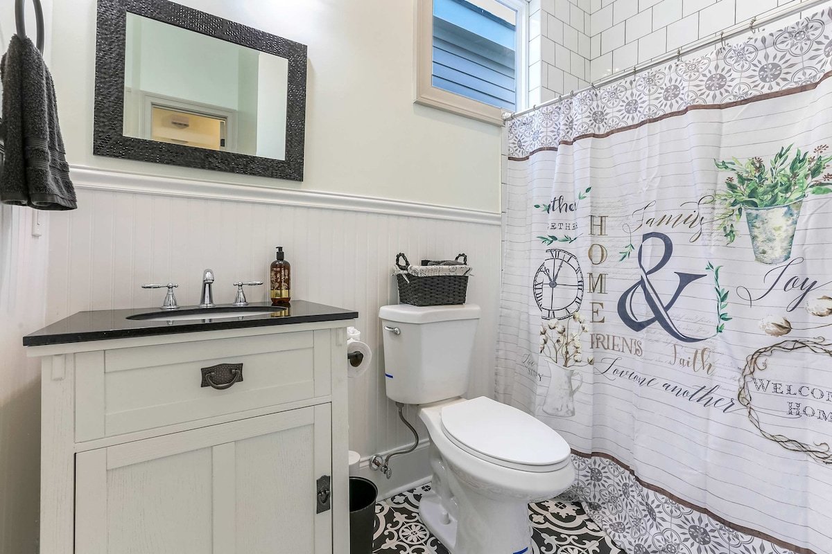 New Orleans Chic Oasis for 14, Near St. Charles gallery image 5