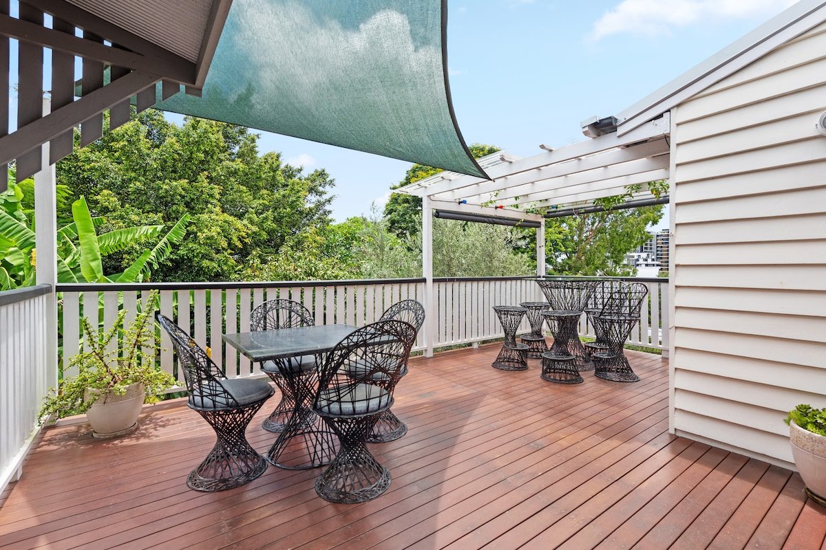 A Colourful Life! 4Bed/2.5Bath/1Car ~ Queenslander gallery image 3