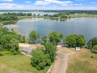 Cozy Lakefront! FirePit, Fireplace, Trails, Games
