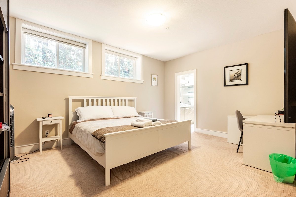 Spacious 4 Bed 2 Bath Basement Suite in Oakridge gallery image 4