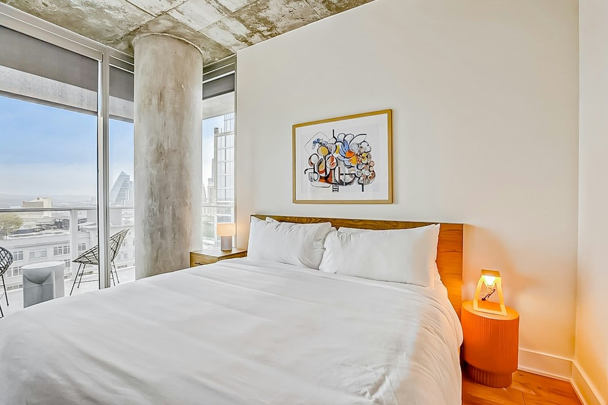 2BR Lakeview Natiivo Austin 17th-Floor gallery image 5