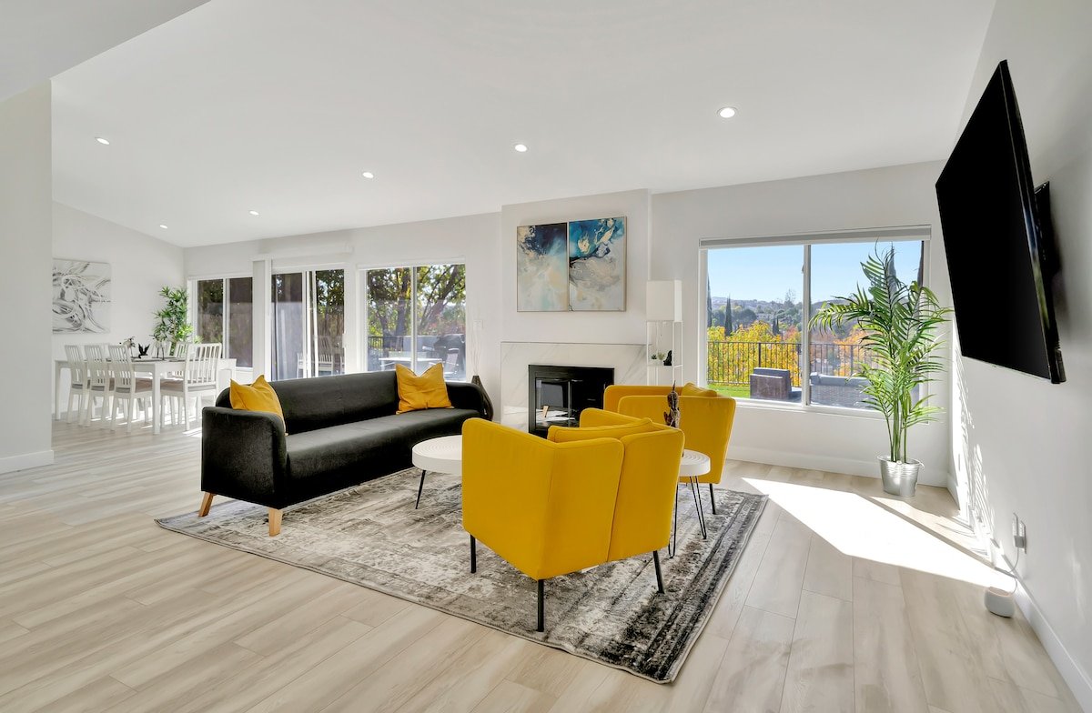 5BR w/ Hot Tub & Views gallery image 3