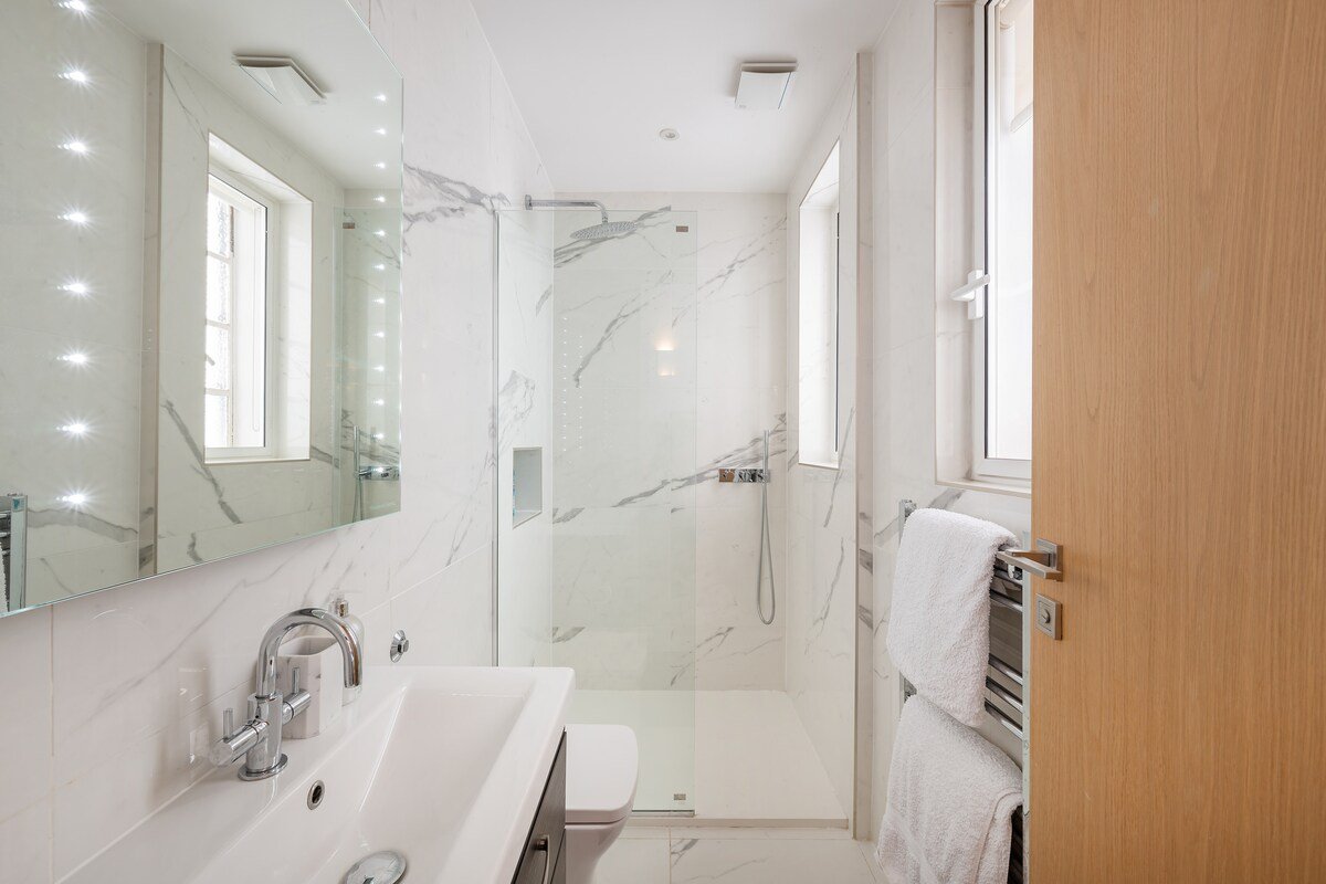 Presidential Residence | 14ft High Ceilings gallery image 5