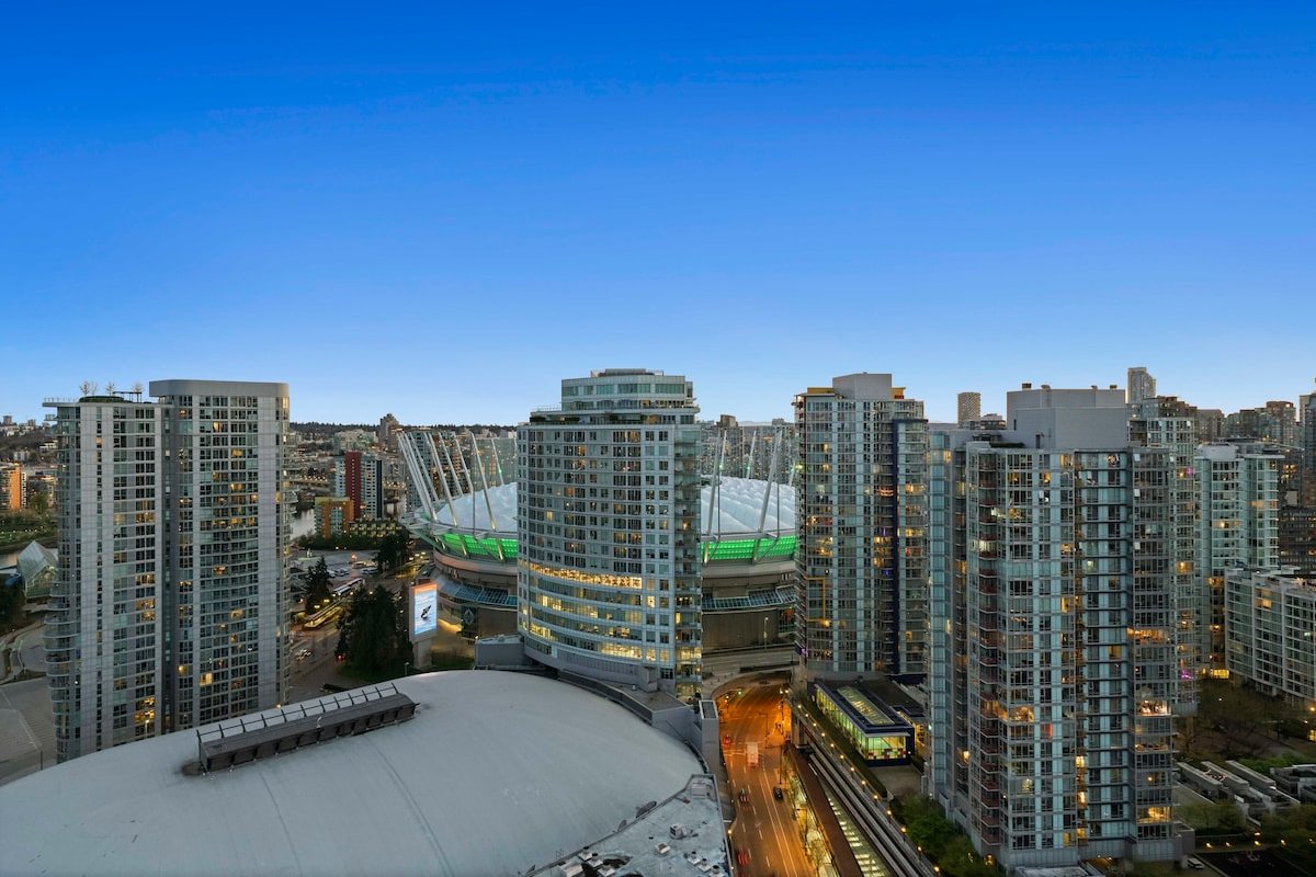 Stunning Subpenthouse – 3Bed/2Ba DT wParking gallery image 4