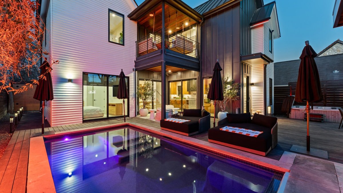 Luxury Pool, Hot Tub, Cold Plunges, Sauna, &Arcade gallery image 2