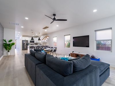 *Craftsman’s Paradise – 12 Guest Gorgeous Home*