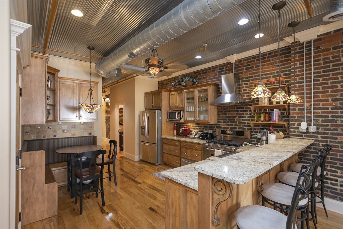 Spacious downtown condo w/ hot tub & deck gallery image 5