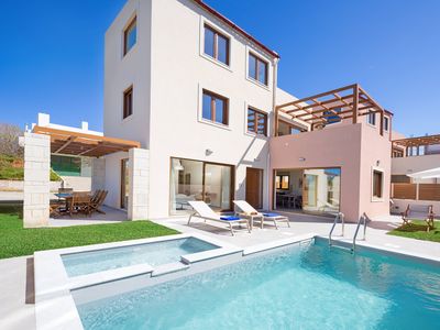 Urban Villa II, 8 BD, 10 BA, 300m from sandy beach