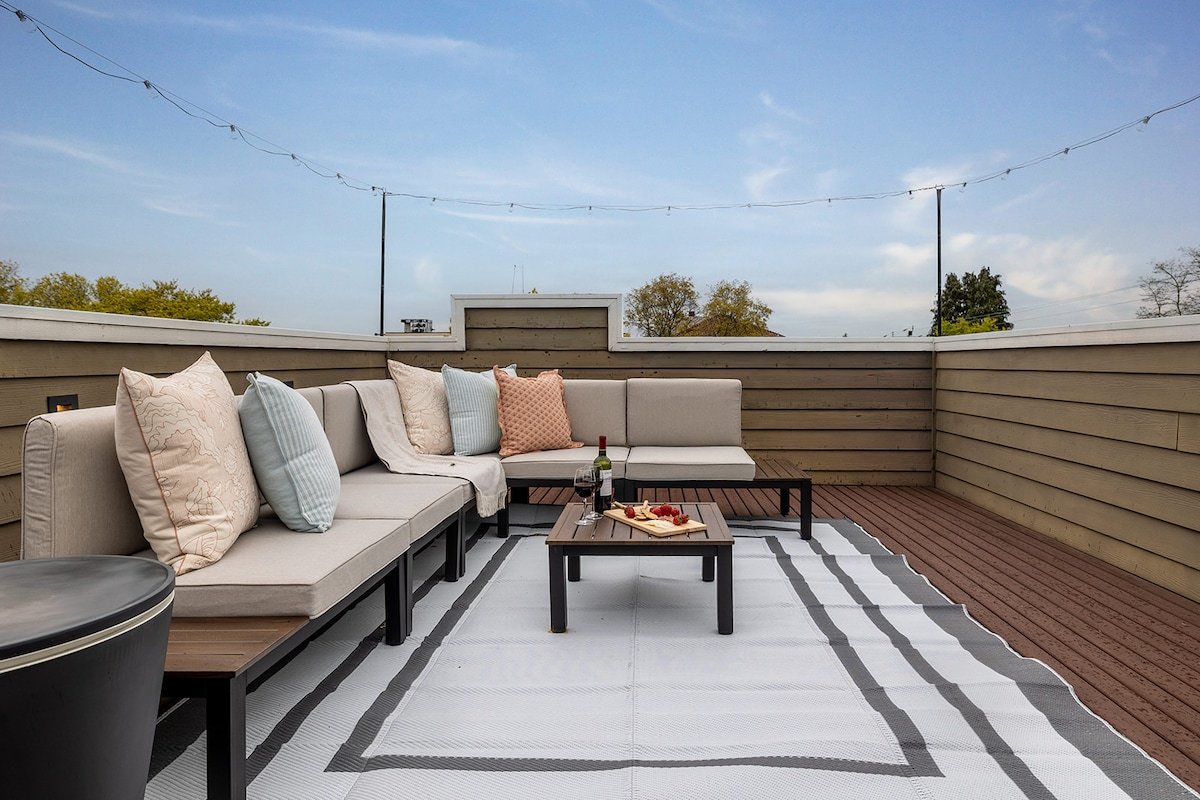 Hilltop Hideaway | Luxe Queen Anne Retreat + Views gallery image 4