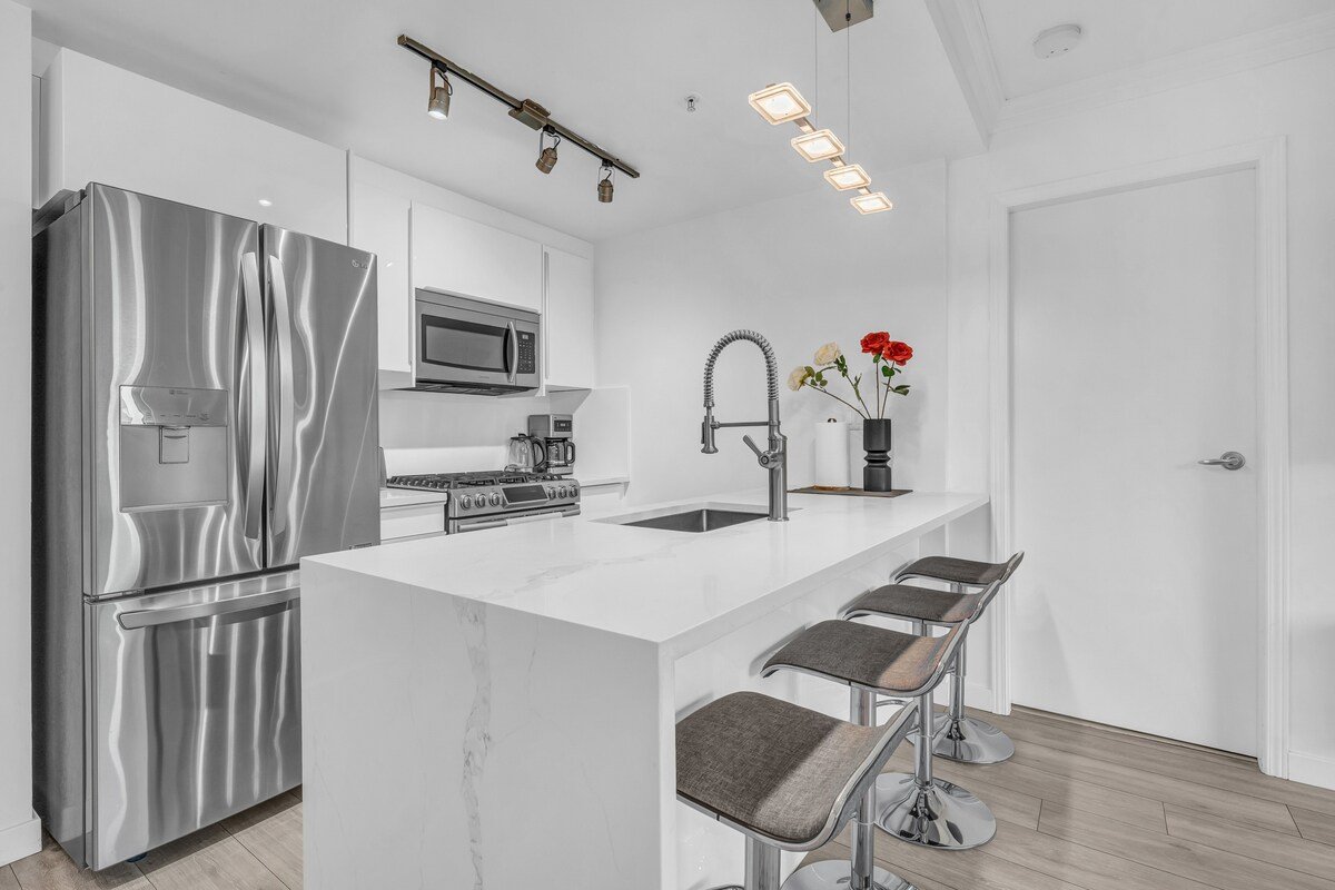 In the ❤ of Yaletown 2Bdrm/2Bath . Pool Sauna Gym gallery image 5