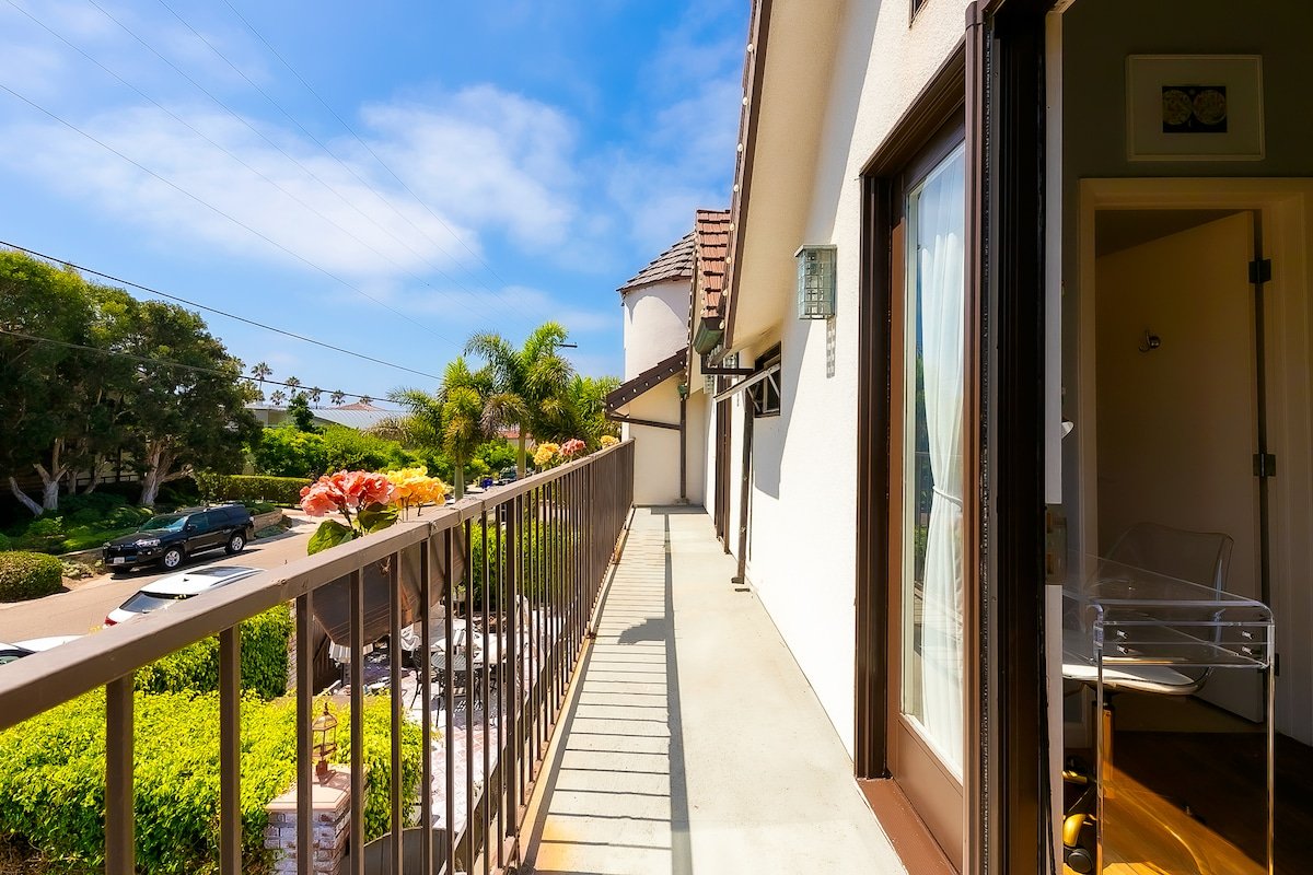 La Jolla Beach House. 2 Minute Walk to the Beach! gallery image 3