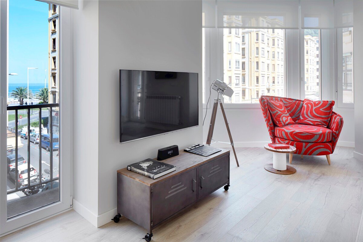 Zurriola Zinema by FeelFree Rentals gallery image 5