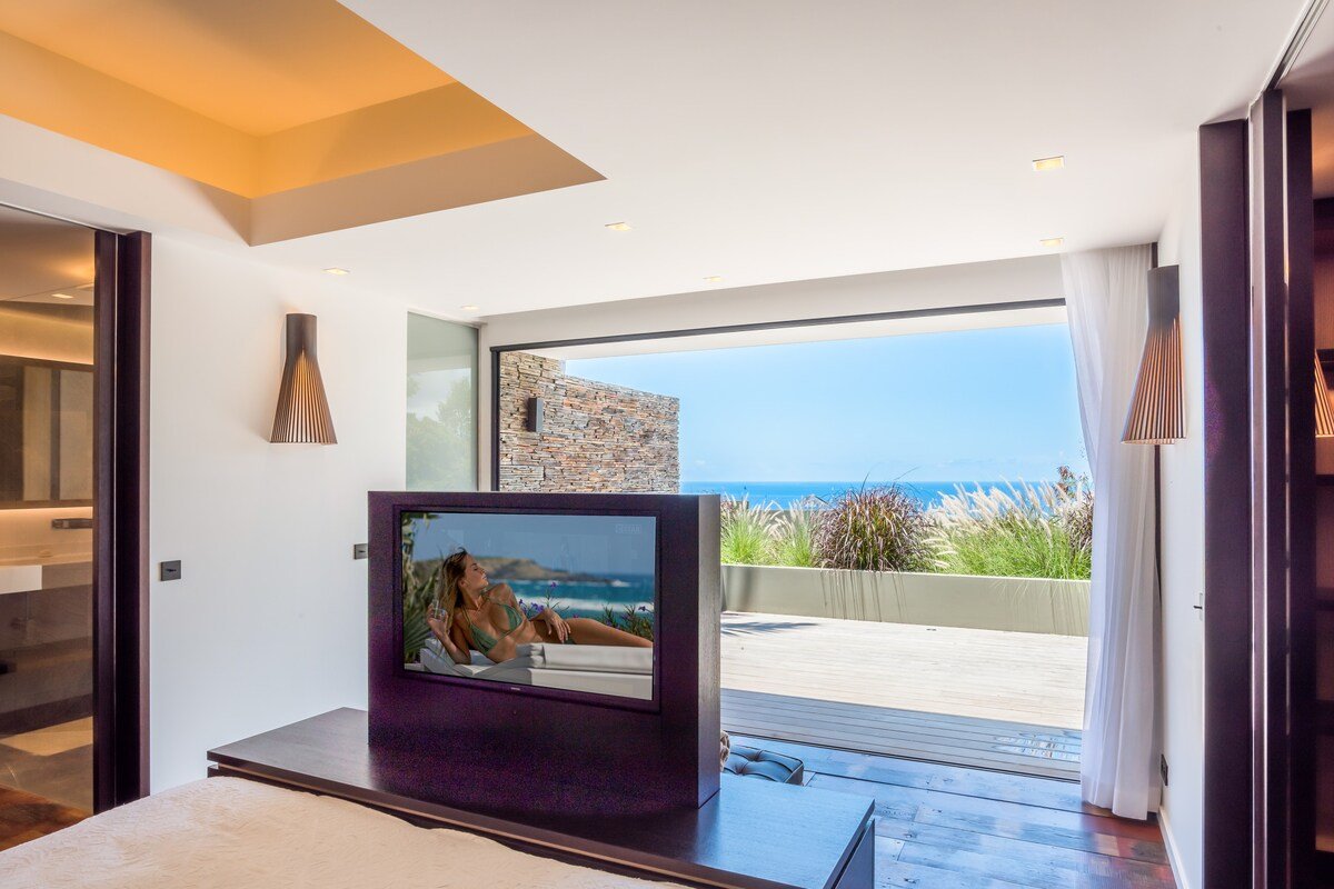 Blue Swan gallery image 3