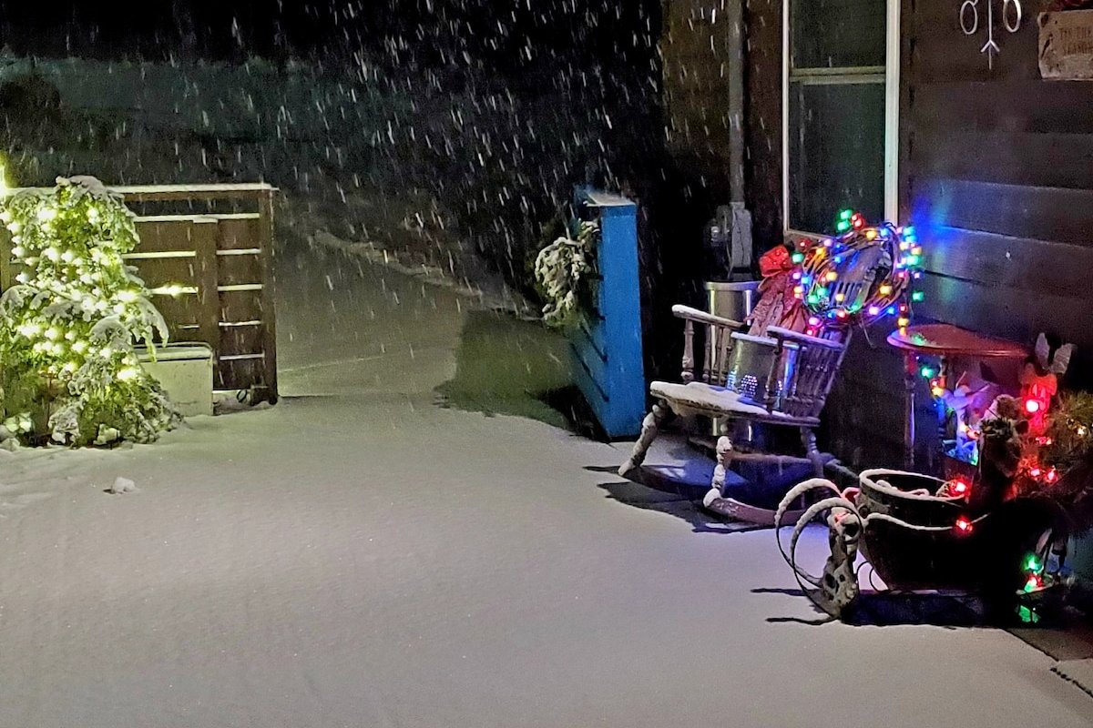 Oma’sEclecticLakeCabin AllSeasonsFamilyFriendsPets gallery image 2