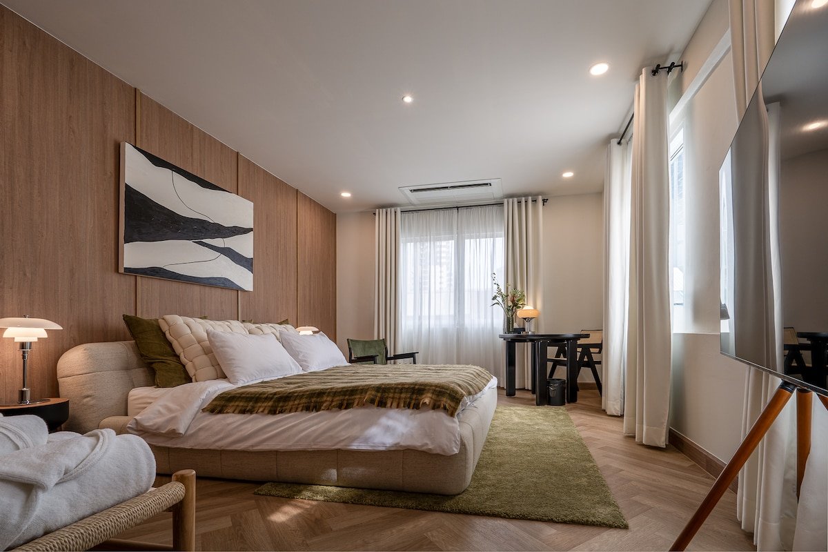 Luxury Penthouse / 3 Bedroom 3 Bath / 1min BTS gallery image 4