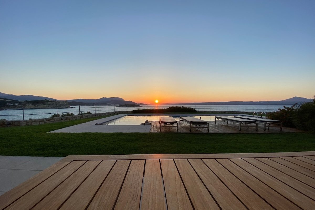 200mt to Beach*Heated Pool * Sea Front * Jacuzzi * gallery image 4