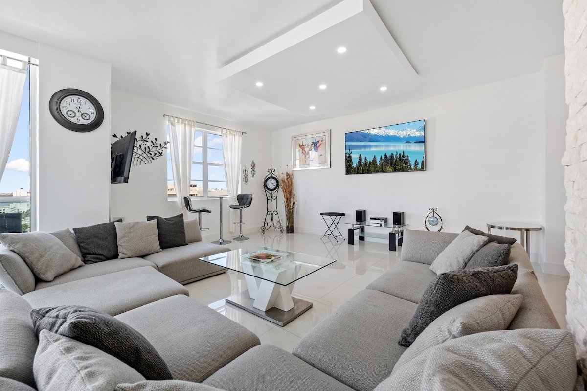 Luxury Penthouse On The Beach 3/3 Oceanfront Condo gallery image 4