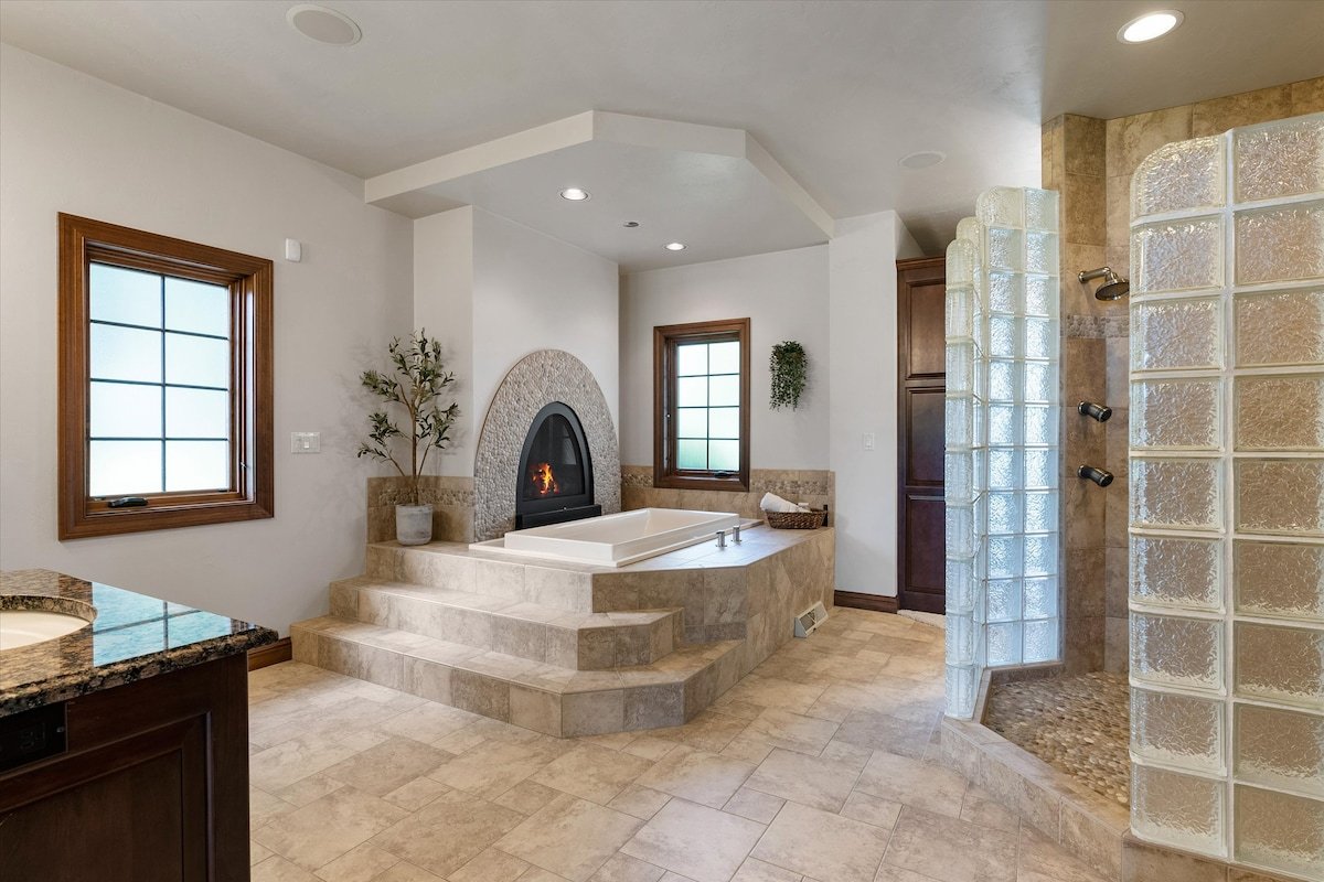 Entire mansion for 18 guests with indoor pool! gallery image 2