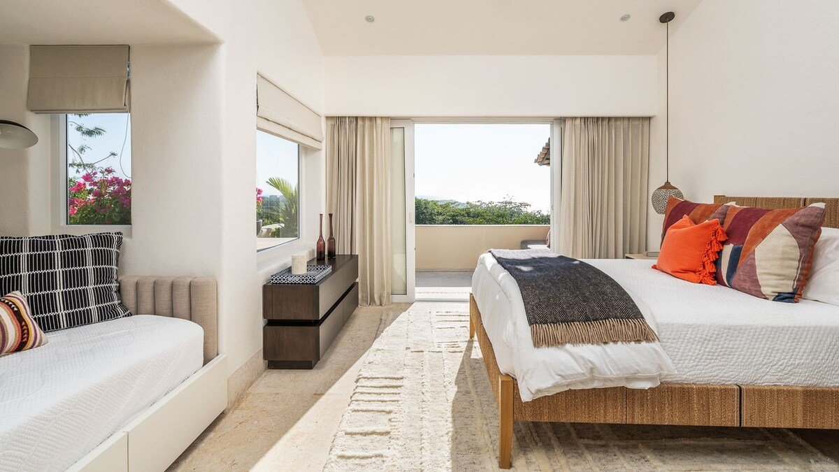 Sleek Four Seasons Private Villa With Ocean Views gallery image 4