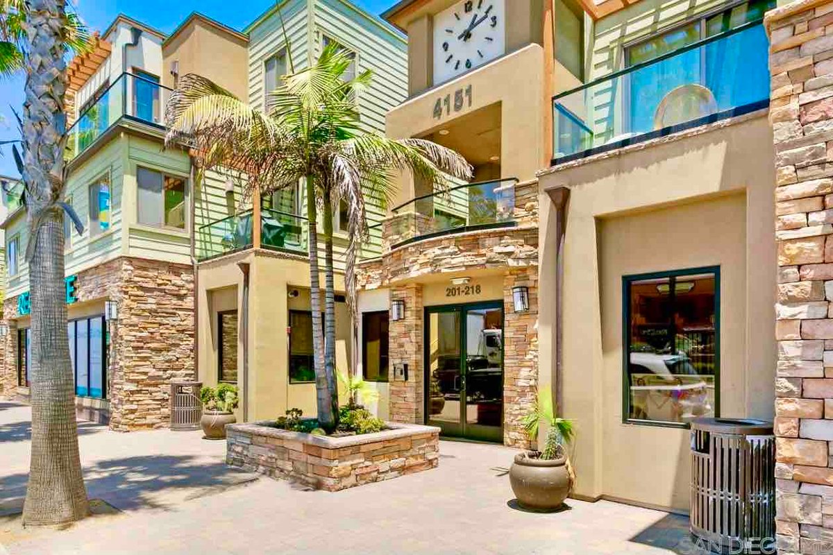 MB Contemporary 4BR/3BA Steps to Sand with Garage