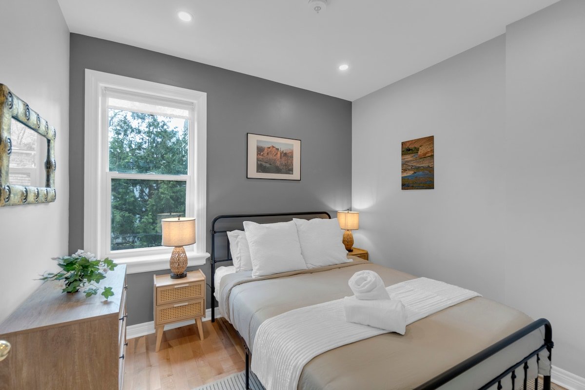 The Gallery – Designer 3BR – Downtown – Patio gallery image 4