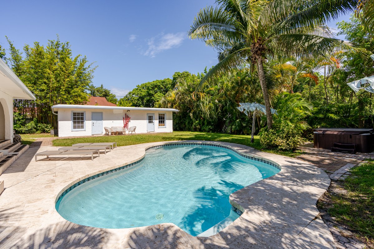 Luxury 5 Bedroom Art Villa, Heated Pool, Hot tub