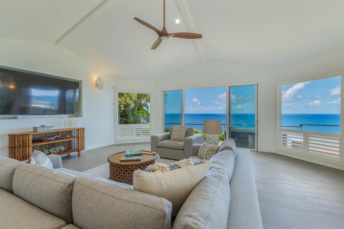 Honu Awa: Oceanfront Home w/Pool, A/C, Cliff Views