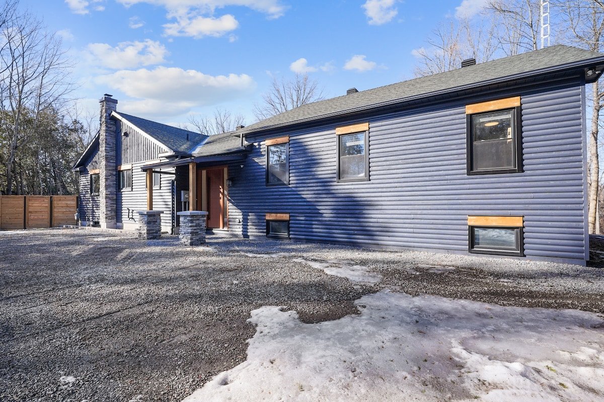 Luxurious waterfront 5-bedroom with pool and spa gallery image 5