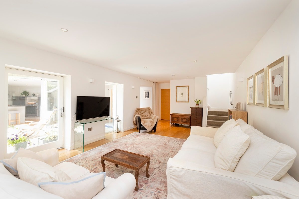 3-BR New Town House with Patio near Princes St gallery image 3