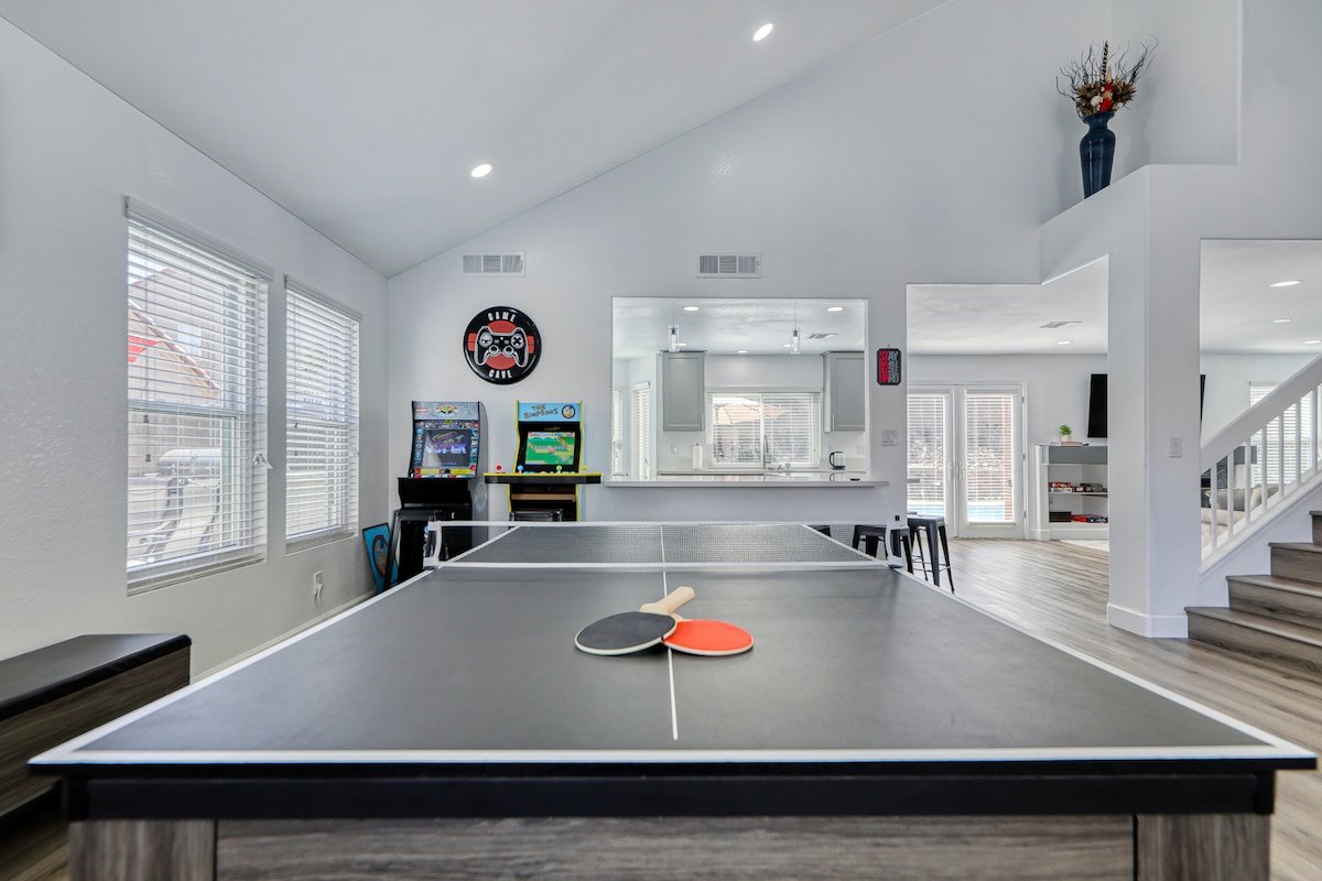 Spacious 5BR: Mins from LV Strip gallery image 5