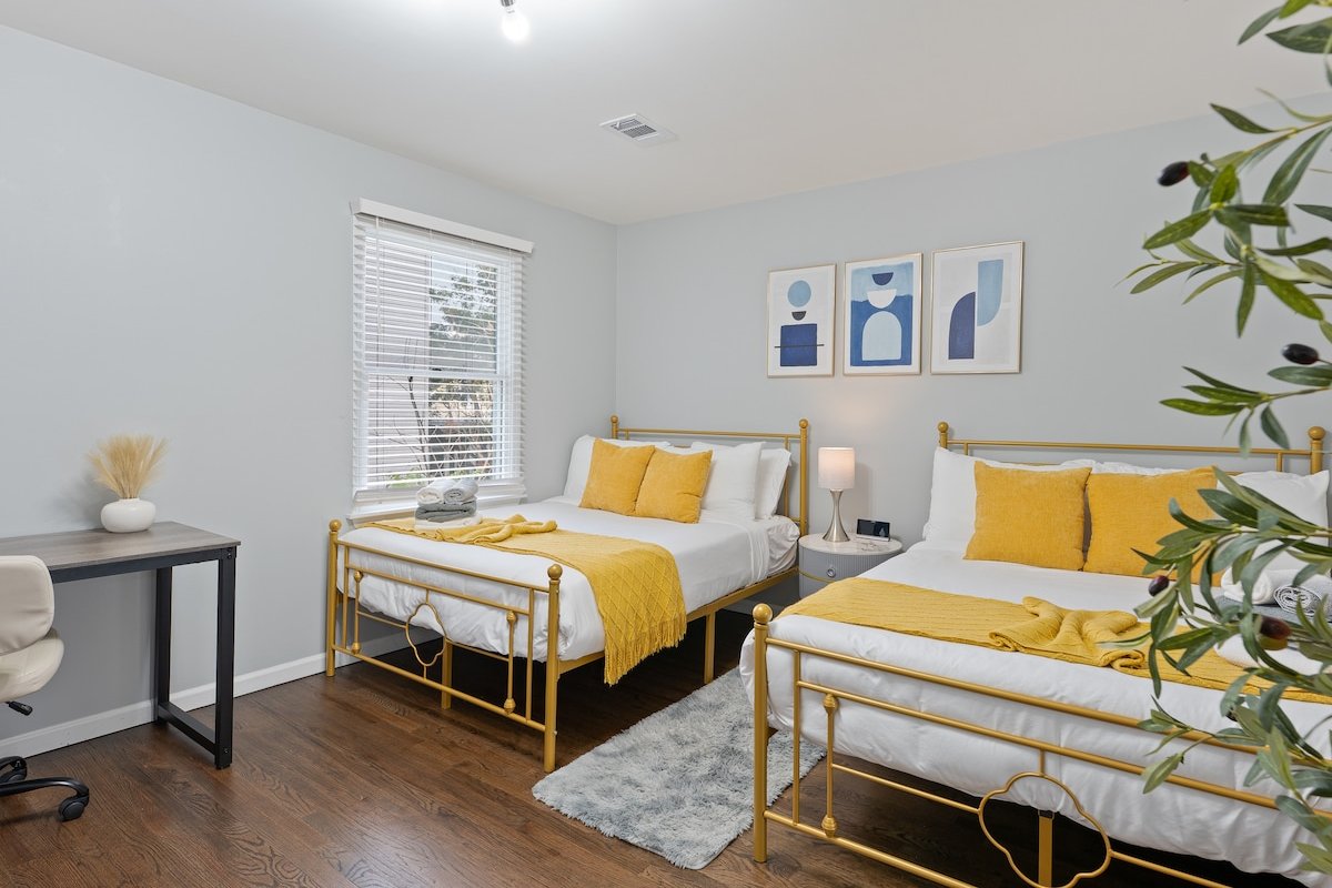 Modern Cozy 3BR Skylight FREE Parking mins to NYC! gallery image 4