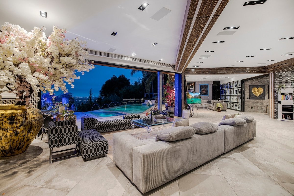 Eclectic Modern Villa w/ Sunset Views gallery image 2