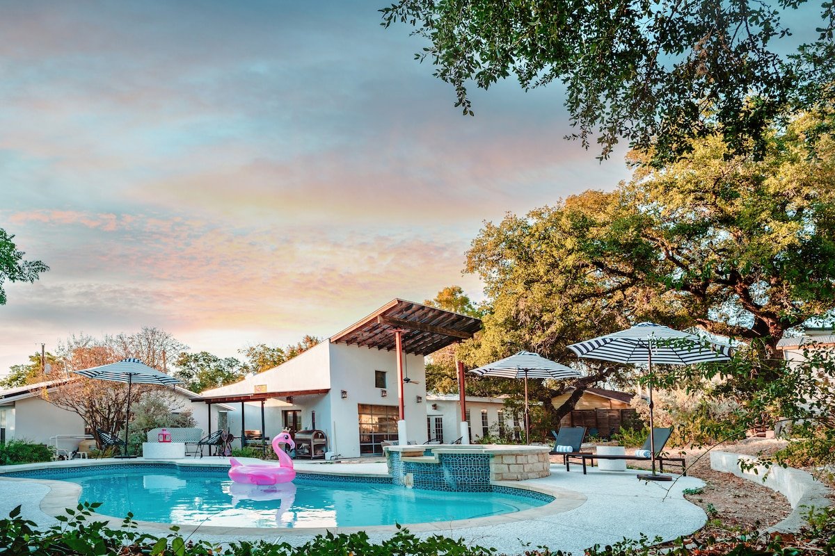 Eclectic Gem: Heated Pool, Hot Tub, Near SoCo gallery image 2