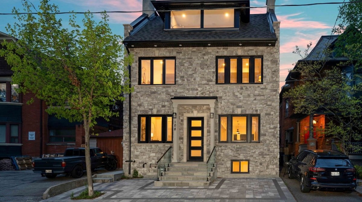 *NEW* 6 BR Luxury Stay Steps Away from Yorkville gallery image 3