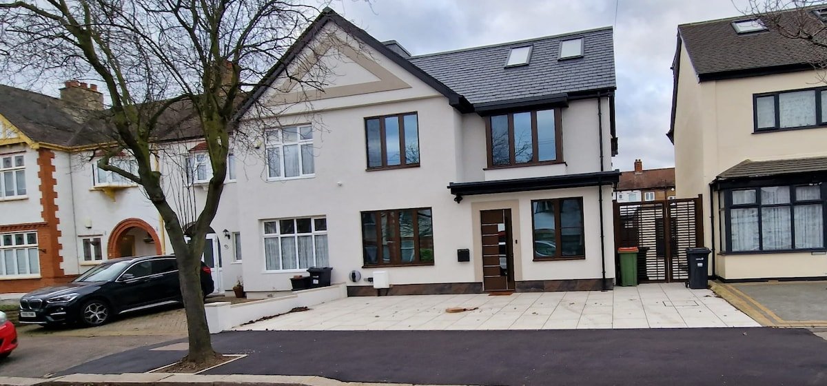 Deluxe House gallery image 2