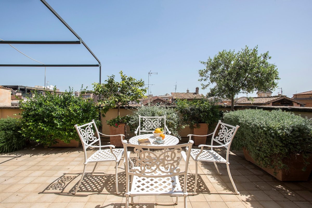 Exclusive Views from a Sunny Attic near Vatican! gallery image 3