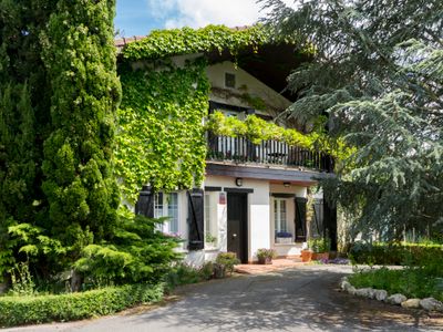 Casa rural con amplio jardín y piscina