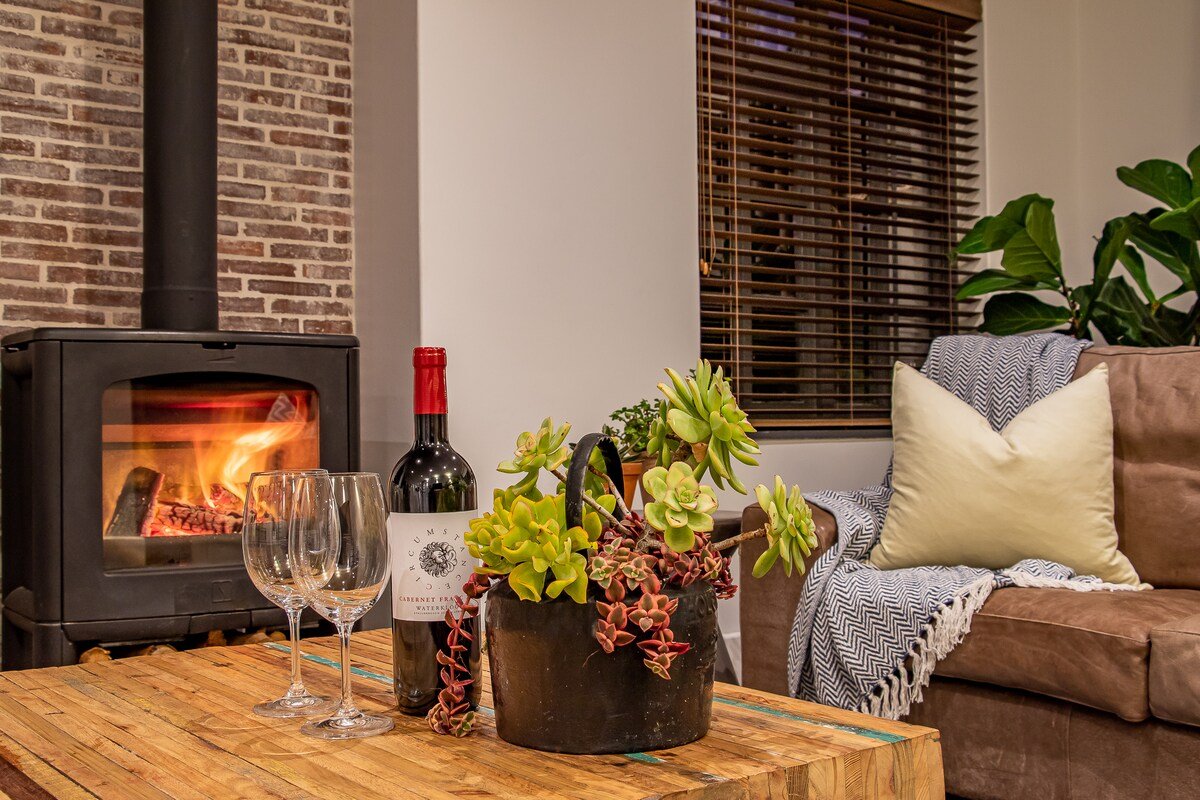 Spacious home with pool, Constantia, Cape Town gallery image 4