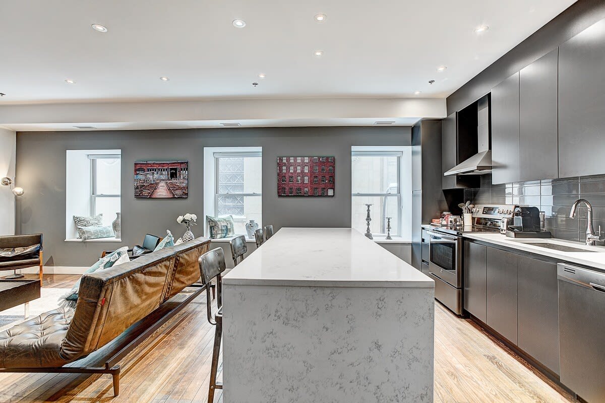 Penthouse 2 level|3beds-2BA|Old Mtl gallery image 4