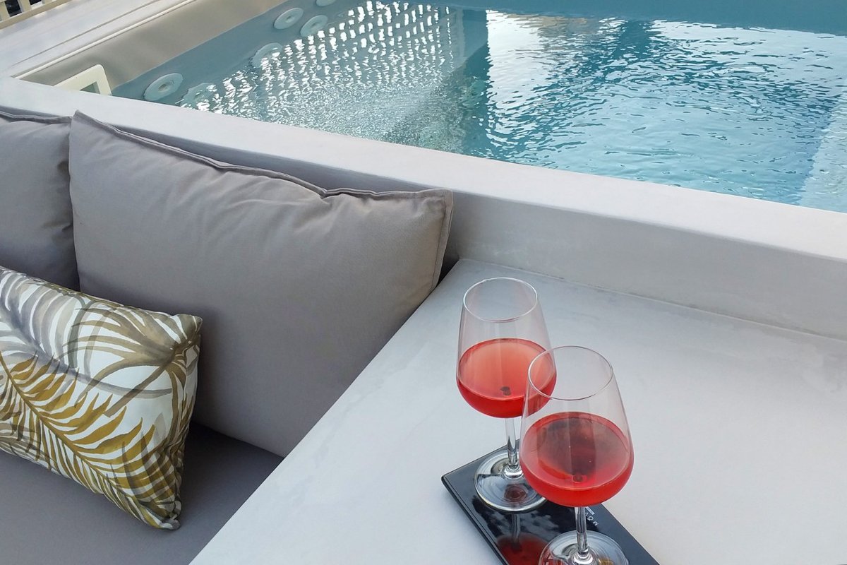 Heated plunge pool, top floor Syntagma apartment