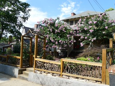 Charming Private Cottage in the Heart of Downtown!