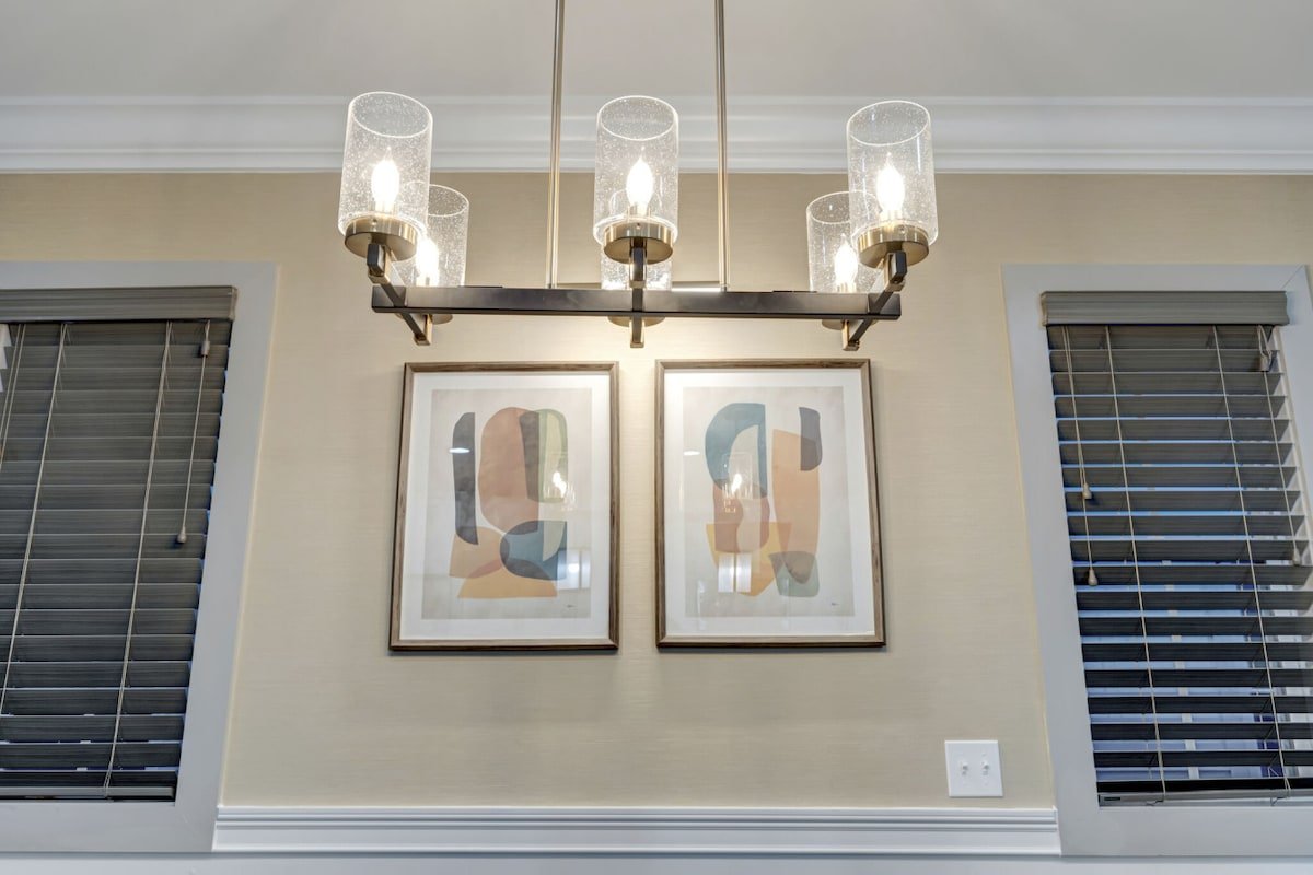 8 Bedrooms 6 Bathrooms -5 mins to downtown gallery image 5