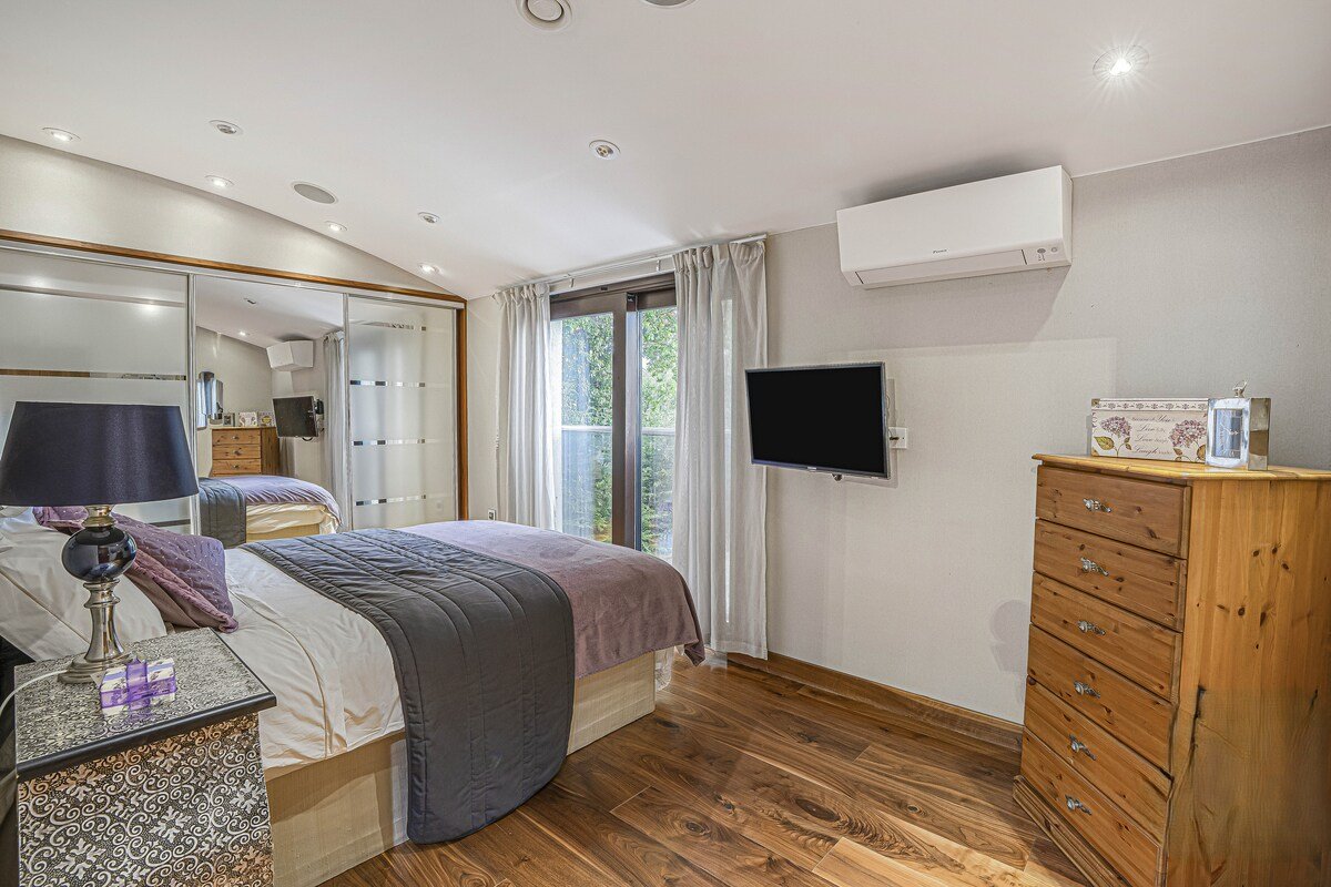 Winter Forest Retreat – Luxury Home in Chigwell gallery image 5