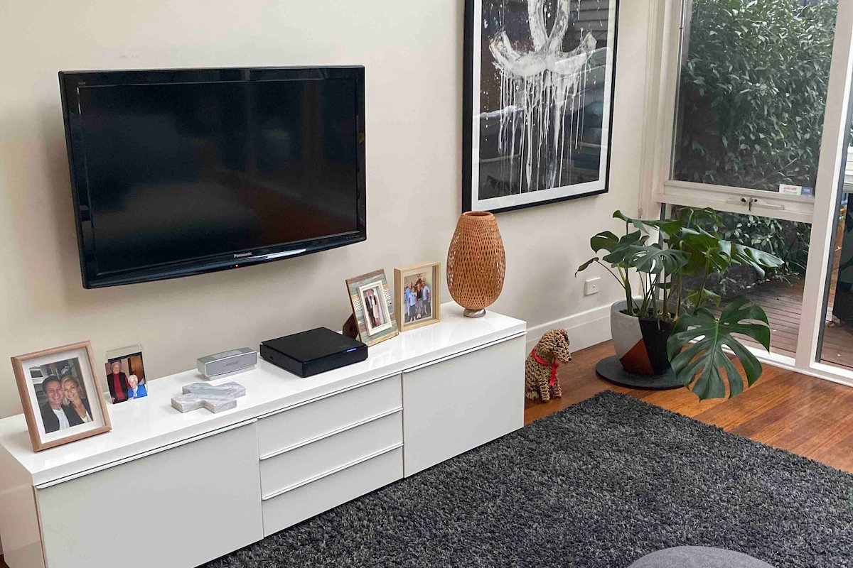 Modern light filled home near beach and CBD gallery image 4