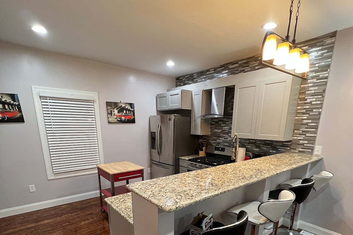 New York inspired brick house 4 mins from Train !! gallery image 5