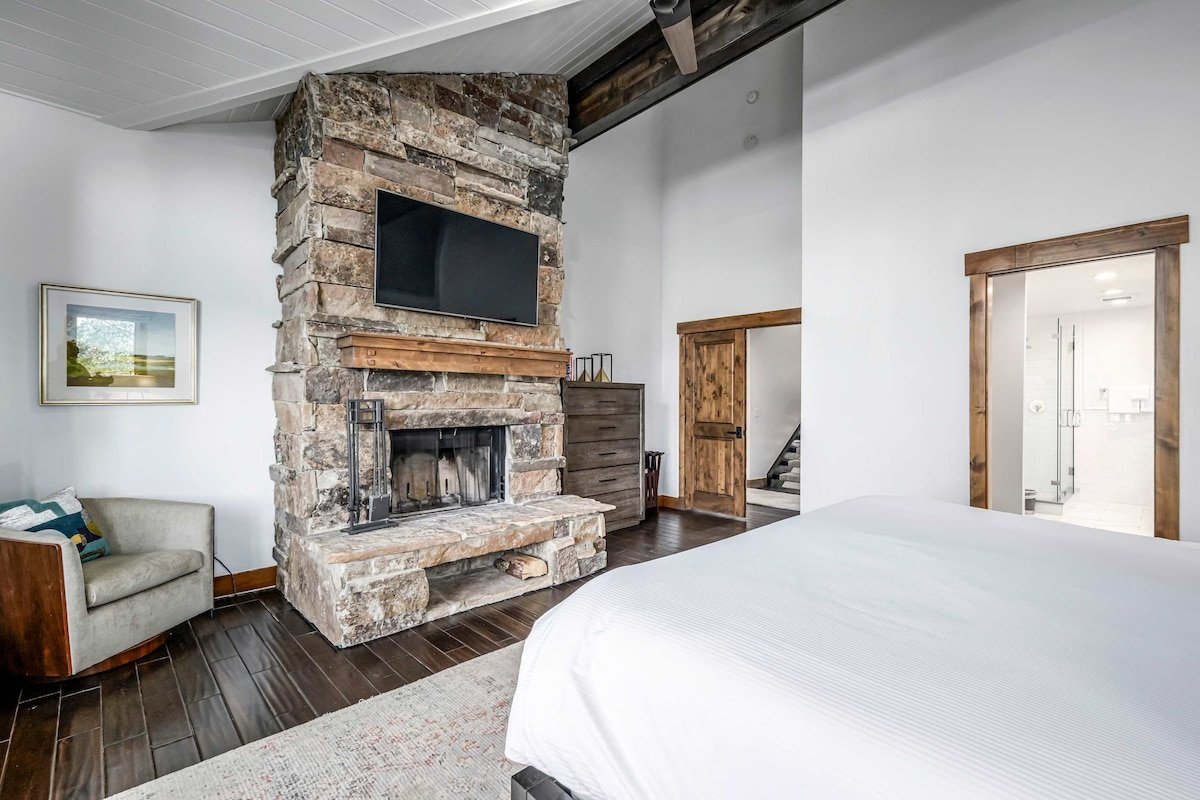 Luxury Deer Valley Ski-In/Ski-Out Gem with Hot Tub gallery image 3