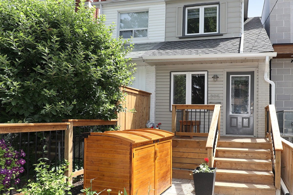 Charming Cozy Home In Leslieville. gallery image 3