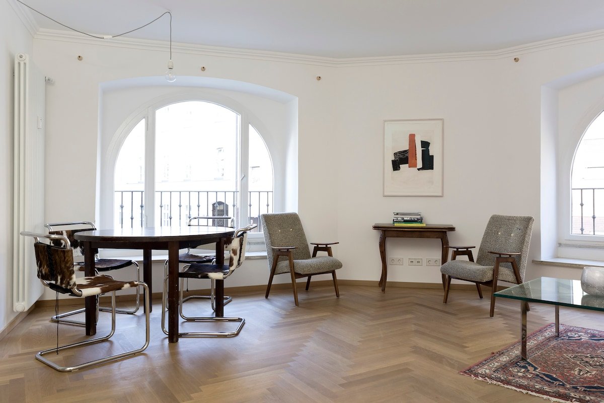 The Consulate/ Huge apt ideal for groups! gallery image 3